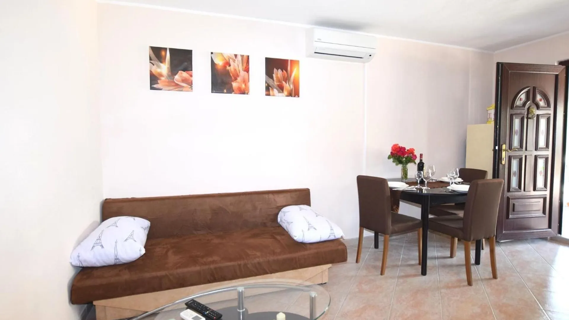 Lovely Apartment With Pool In Pore Poreč