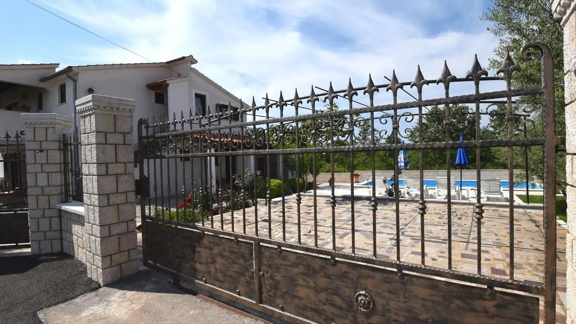 Lovely Apartment With Pool In Pore Poreč